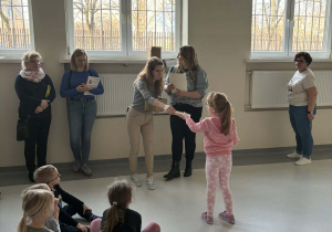 dzieci odbierają nagrody i dyplomy za udział w konkursie plastycznym „Moje ulubione zwierzątko domowe „