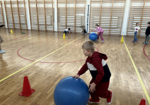 dzieci biorą udział w zabawach sportowych