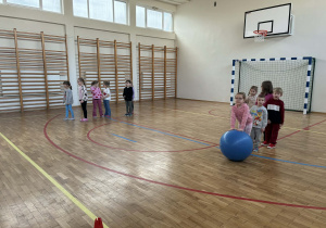 dzieci biorą udział w zabawach sportowych