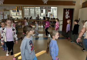 dzieci poruszają się w kole do słuchanej muzyki