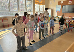 dzieci uczestniczą w lekcji muzyki i śpiewają piosenkę „Żabka mała”