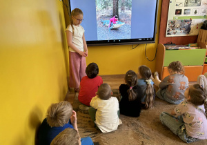 Hania opowiada ciekawostki o dinozaurach