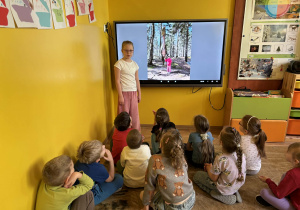 Hania opowiada ciekawostki o dinozaurach