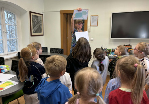 dzieci zwiedzają pomieszczenia pałacu