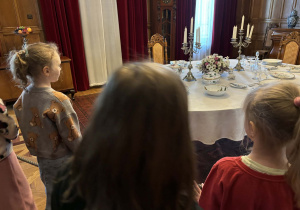 dzieci zwiedzają pomieszczenia pałacu