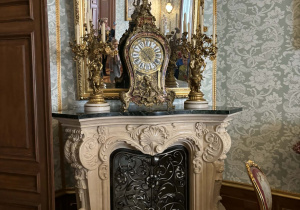 dzieci zwiedzają pomieszczenia pałacu