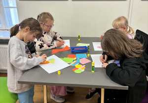 dzieci uczestniczą w warsztatach plastycznych wykonując zwierzęta znalezione w pałacu,