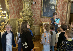 dzieci zwiedzają pomieszczenia pałacu