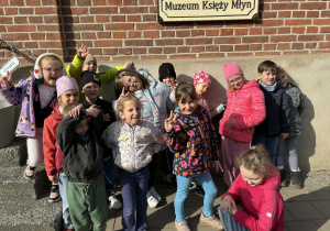 dzieci pozują do zdjęcia przy Muzeum Księży Młyn