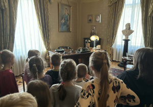 dzieci zwiedzają pomieszczenia pałacu