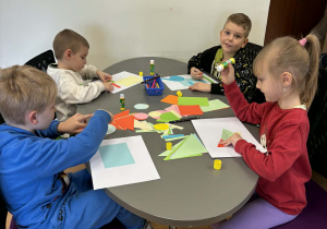 dzieci uczestniczą w warsztatach plastycznych wykonując zwierzęta znalezione w pałacu,