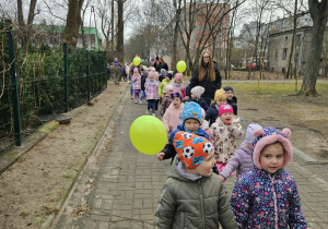 dzieci spacerują w okolicy naszego przedszkola, śpiewają piosenki o wiośnie
