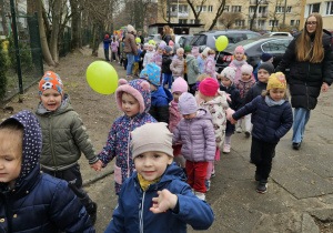 dzieci spacerują w okolicy naszego przedszkola, śpiewają piosenki o wiośnie