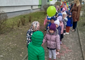dzieci spacerują w okolicy naszego przedszkola, śpiewają piosenki o wiośnie