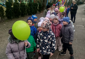 dzieci spacerują w okolicy naszego przedszkola, śpiewają piosenki o wiośnie