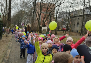 dzieci spacerują w okolicy naszego przedszkola, śpiewają piosenki o wiośnie