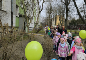 dzieci spacerują w okolicy naszego przedszkola, śpiewają piosenki o wiośnie