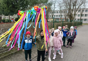 dzieci spacerują w okolicy naszego przedszkola, śpiewają piosenki o wiośnie