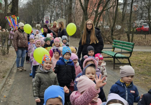dzieci spacerują w okolicy naszego przedszkola, śpiewają piosenki o wiośnie