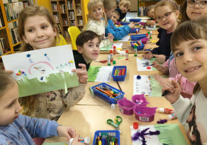 Dzieci prezentują wykonane przez siebie pracę.