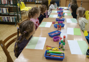 Pani prowadząca odczytuje treść książki Małgorzaty Strzałkowskiej pt. "Wiosna".