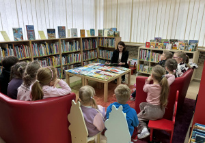 dzieci słuchają książki czytanej przez p. Małgosię