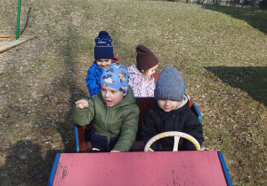 Dzieci bawią się w samochodzie