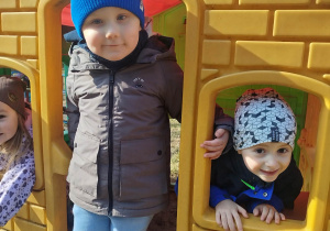 Dzieci bawią się w ogrodowym domku