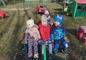 Dzieci bawią się w samochodzie