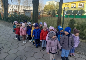 Dzieci spacerują po okolicy przedszkola