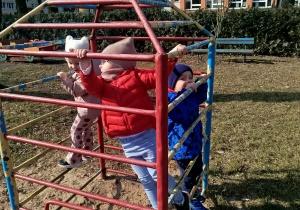 Dzieci wspinają się po drabinkach