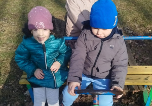 Dzieci bawią się w samochodzie