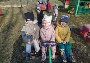 Dzieci bawią się w samochodzie