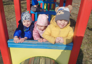 Dzieci bawią się w pociągu