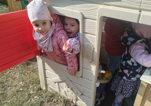 Dzieci bawią się w ogrodowym domku