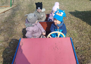 Dzieci bawią się w samochodzie