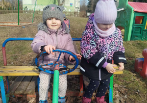 Dzieci bawią się w samochodzie