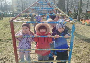 Dzieci wspinają się po drabinkach