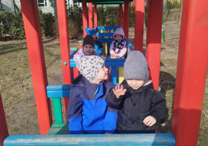 Dzieci bawią się w pociągu