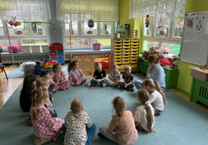 Dzieci naśladują pranie przy wykorzystaniu własnych nóg