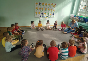 Dzieci naśladują pranie przy wykorzystaniu własnych nóg