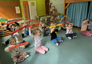 Dzieci przy muzyce naśladują wykonywanie przedświątecznych porządków, z wykorzystaniem bum-bum rurek
