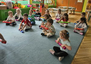 Dzieci przy muzyce naśladują wykonywanie przedświątecznych porządków, z wykorzystaniem bum-bum rurek