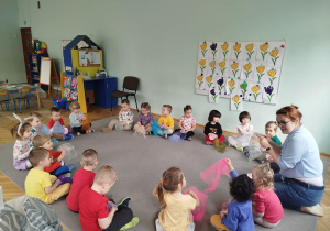 Dzieci przy muzyce zmywają naczynia kolorowymi chustami.