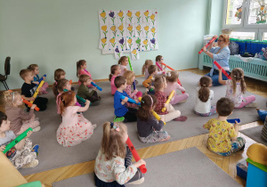 Dzieci przy muzyce naśladują wykonywanie przedświątecznych porządków, z wykorzystaniem bum-bum rurek