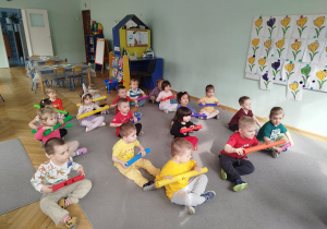 Dzieci przy muzyce naśladują wykonywanie przedświątecznych porządków, z wykorzystaniem bum-bum rurek