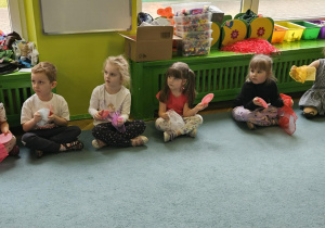 Dzieci przy muzyce zmywają naczynia kolorowymi chustami.