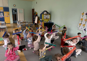Dzieci przy muzyce naśladują wykonywanie przedświątecznych porządków, z wykorzystaniem bum-bum rurek