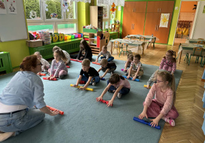 Dzieci przy muzyce naśladują wykonywanie przedświątecznych porządków, z wykorzystaniem bum-bum rurek