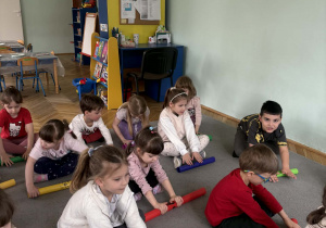 Dzieci przy muzyce naśladują wykonywanie przedświątecznych porządków, z wykorzystaniem bum-bum rurek